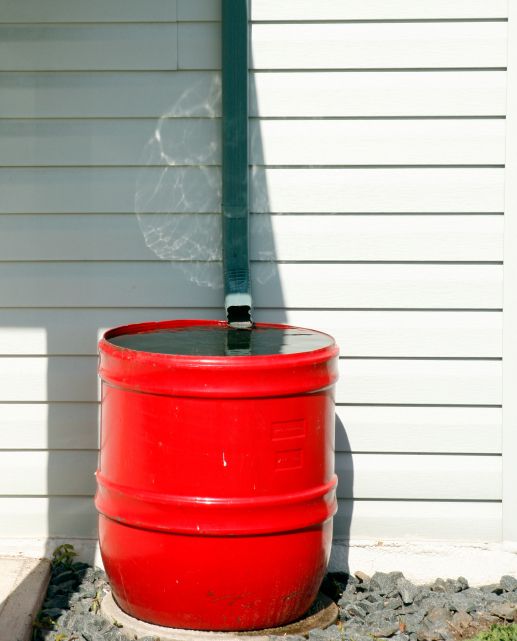 L'entretien d'un baril d'eau relié au système de gouttières