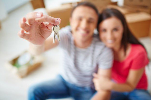 hand-close-up-of-man-holding-a-key_1098-1980